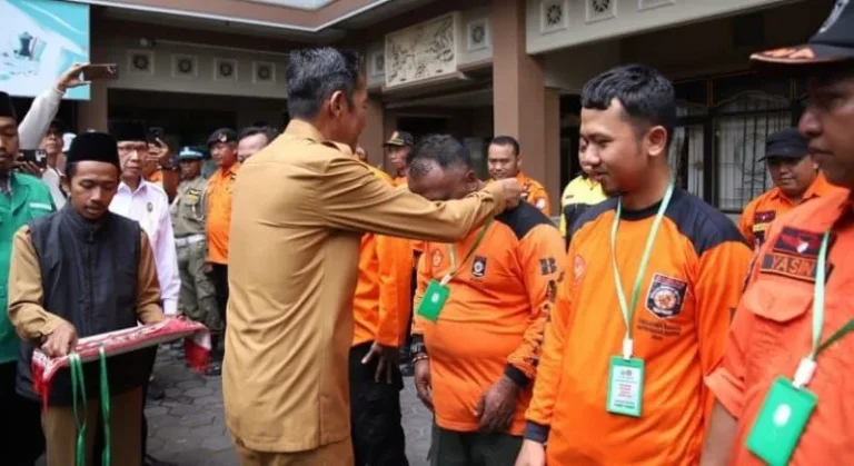 Lima Relawan Bergerak Cepat Bantu Korban Bencana di Agam