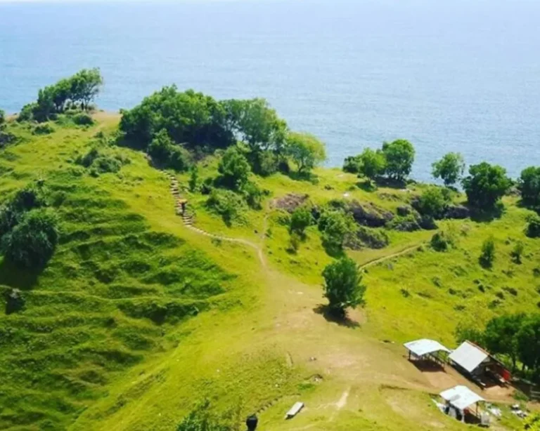 Jalan Kaki ke Bukit Pengilon Buat Lihat Laut dari Padang Rumput yang Tenang dan Hijau