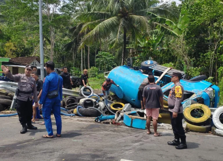 Rem Blong, Truk Tangki Air Tabrak Pembatas Jalan usai Meluncur Tak Terkendali di Waduk Sermo