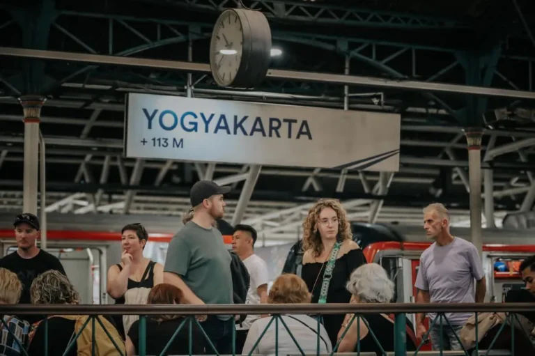 Wisatawan Mancanegara Ramai Gunakan Kereta Api Selama Nataru di Yogyakarta,  KAI Daop 6 Catat 13.111 Penumpang WNA