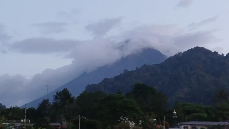 Luncurkan 27 Guguran Lava ke Barat Daya, Warga Diminta Jauhi Sungai Ini