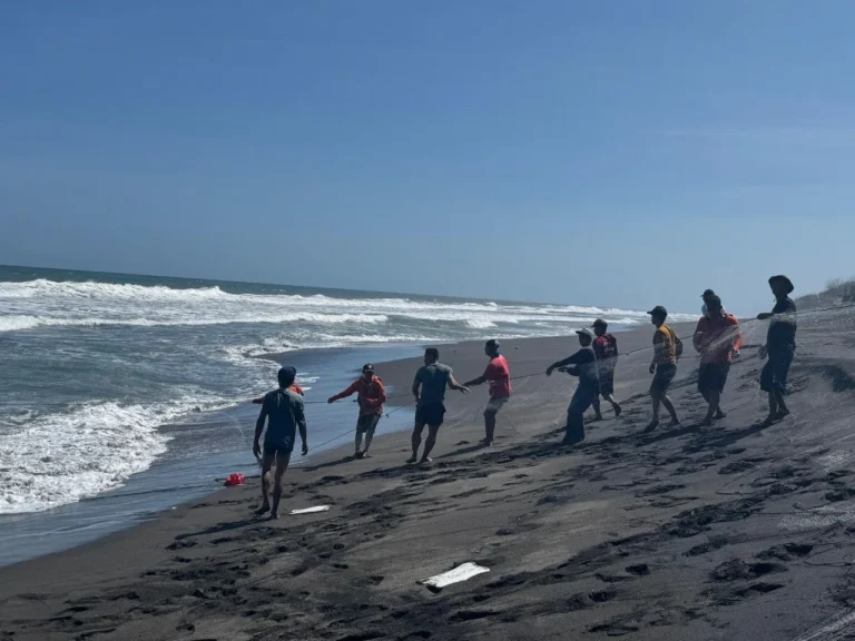 Perahu Nelayan Terbalik di Pantai Baru Bantul, Satu Orang Masih Hilang