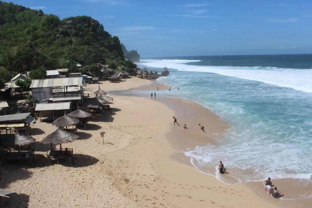 Wisata Pantai Gunungkidul Diserbu 22.788 Pengunjung, Retribusi Tembus Rp312 Juta