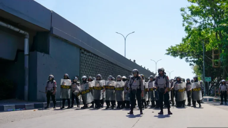 1.500 Lebih Mahasiswa, Buruh, dan Suporter Turun ke Jalan Gelar Aksi